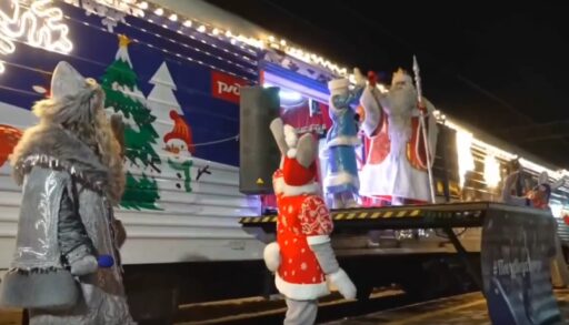 Давка и разочарование: ишимцы выстроились в огромную очередь к поезду Деда Мороза