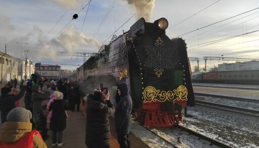 Тюмень встречает новогодний поезд Деда Мороза: "НАШ" фоторепортаж