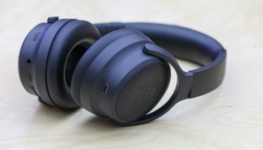 В Тюмени на аукцион выставили конфискованные часы и наушники Apple