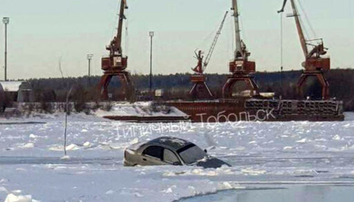 В Тобольске под лед провалился автомобиль с людьми