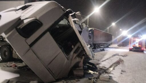 На трассе Тюмень - Омск произошло массовое ДТП с грузовиками, один человек погиб