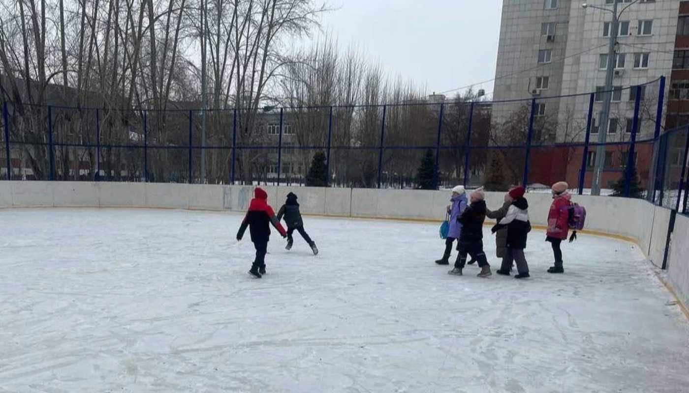 В Тюмени начали заливать городские катки и горки