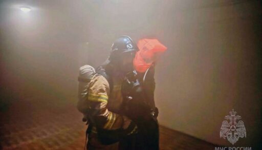 В ночном пожаре в Ишиме пожарные спасли 8 человек