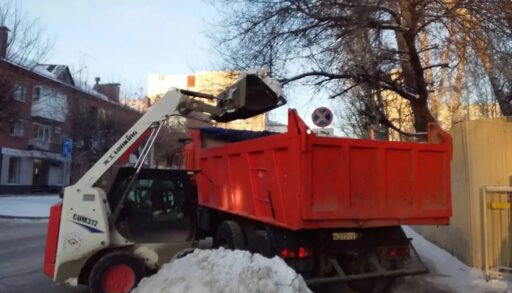 В Тюмени коммунальщики сегодня убирали снег с дорог и прилегающих к ним парковках